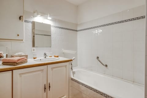 Combined shower/tub, hair dryer, towels, soap