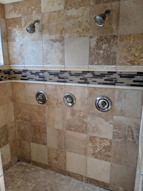 Combined shower/tub, jetted tub, eco-friendly toiletries, towels