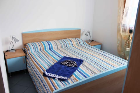 2 bedrooms, bed sheets