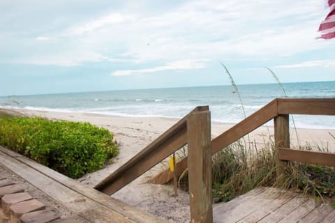 Beach nearby, sun loungers, beach towels