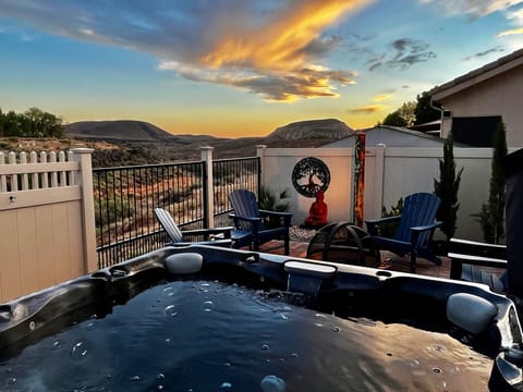 Mountain Views, Sunsets, Hot Tub under the stars, Firepit.