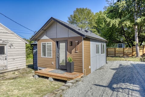 Welcome to the modern 1 bed / 1 bath Tiny 390 sq ft home!