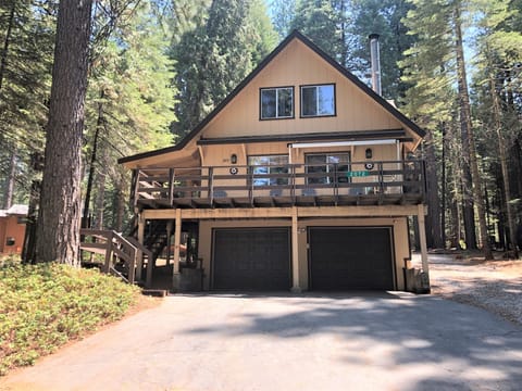 Front view of cabin. Parking available in the driveway.
