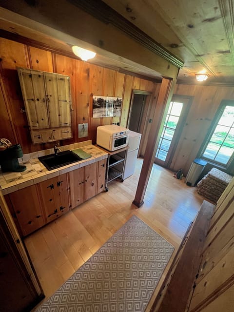 Kitchenette: Lots of kitchen appliances included! (see description)