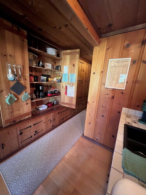 Kitchenette: Lots of kitchen appliances included! (see description)