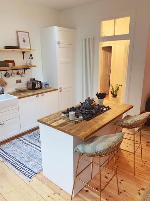 Spacious Scandi kitchen, beautifully decorated with hard wood flooring