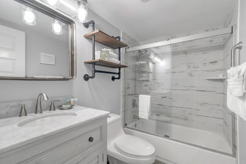 Combined shower/tub, hair dryer, towels