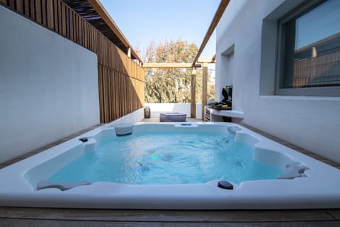 Outdoor spa tub