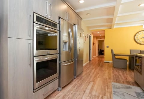 Double oven to help speed up meal preparation.