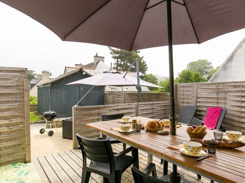 Table, Furniture, Property, Plant, Sky, Umbrella, Building, Shade, Tableware, Outdoor Furniture