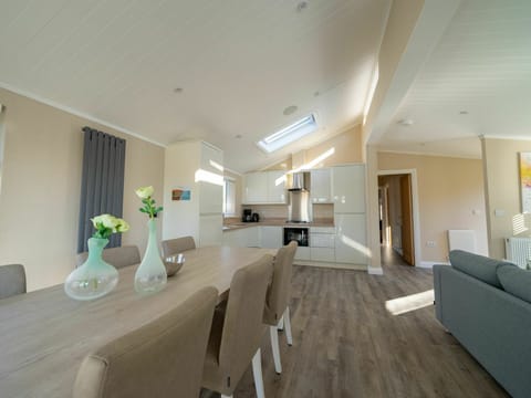 Property, Room, Interior Design, Building, Floor, Furniture, Ceiling, House, Wood Flooring, Architecture