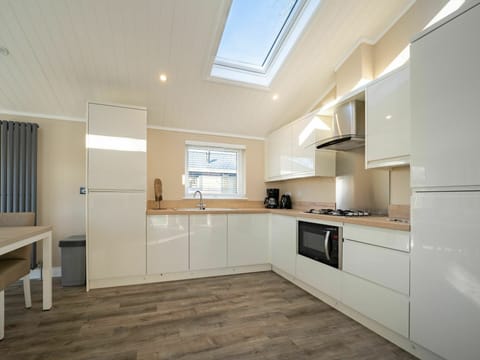 Property, Room, Furniture, Building, Interior Design, Cabinetry, Kitchen, House, Floor, Architecture