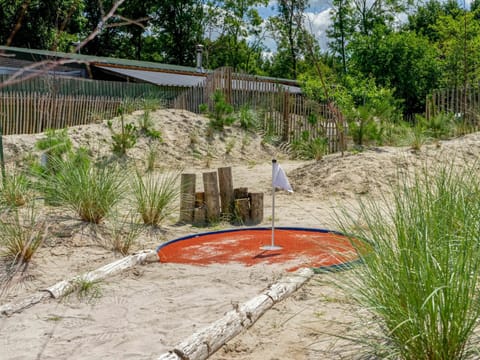 Grass, Wall, Grass Family, Garden, Botany, Land Lot, Tree, Yard, Landscaping, House