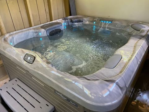 Indoor spa tub