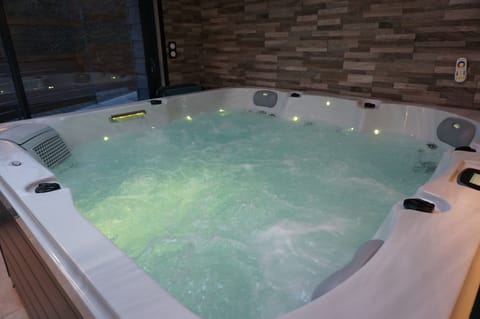 Indoor spa tub