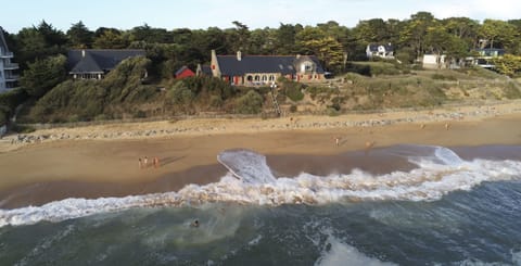 Beach nearby, sun loungers, beach towels