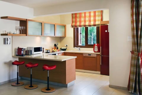 Spacious Modern Fully Fitted Kitchen with a bar plot and high chairs!