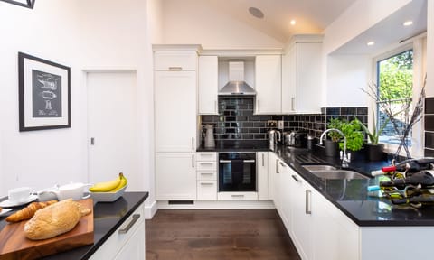 Stylish Kitchen & Breakfast bar with Granite Worktops & Luxury Fittings.