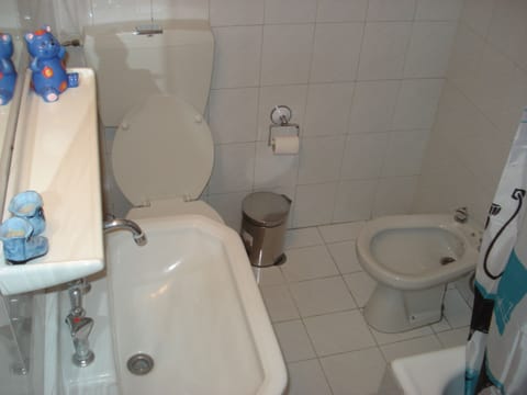 Combined shower/tub, hair dryer, bidet, towels