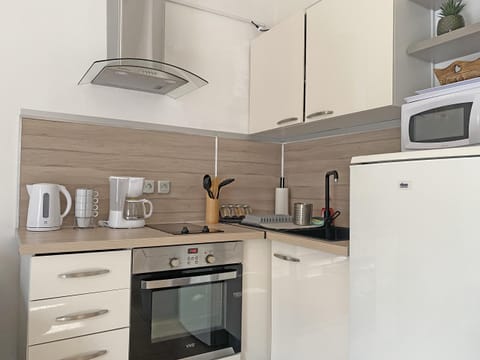 MOURIÈS Alpilles Provence vacation rental, gîte to rent with all comfort, kitchen for 6 people. Online reservation with Plaisirs & Maisons de Provence