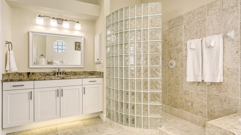 Combined shower/tub, hair dryer, towels