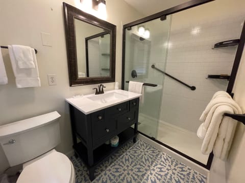 Combined shower/tub, towels