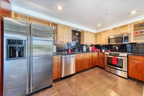 Cook & Dine with Ease – A fully stocked modern kitchen with stainless steel appliances, quartz countertops, and everything you need for home-cooked meals.