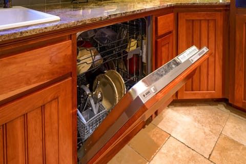 Full size dishwasher