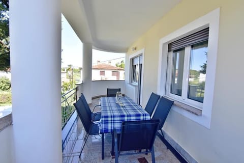 The terrace on the first floor of 16 square meters with table and 6 chairs overlooking the garden to spend the evenings
