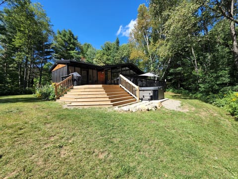 RED CEDAR CHALET (summer)
with 8 person hot tub