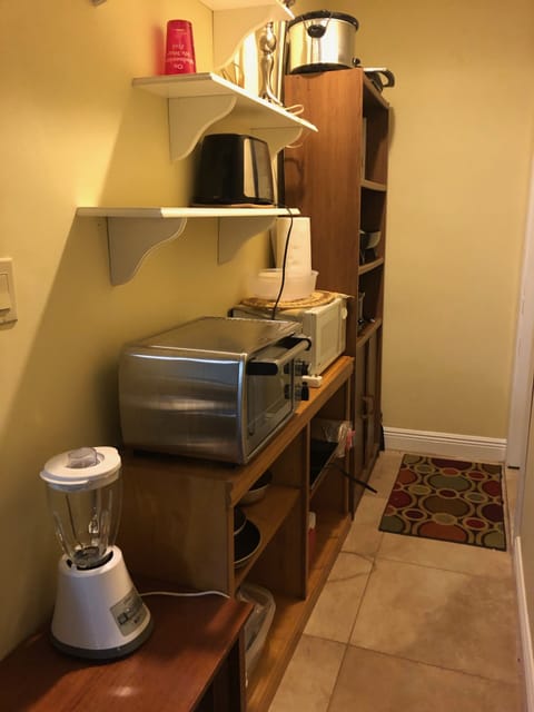 Full-size fridge, microwave, oven, stovetop