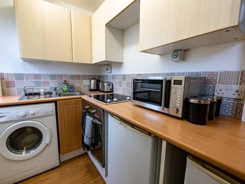 Well stocked kitchenette (2)