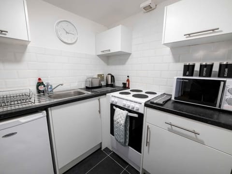 Fully equipped kitchen (2)