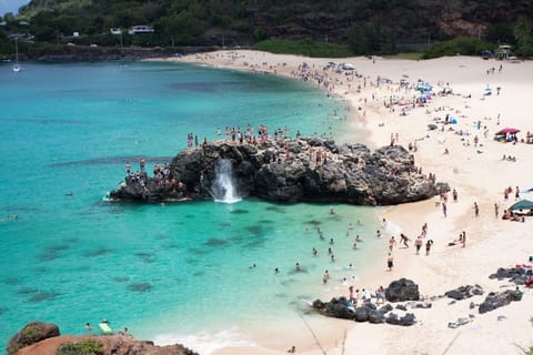 Beach nearby, sun loungers, beach towels