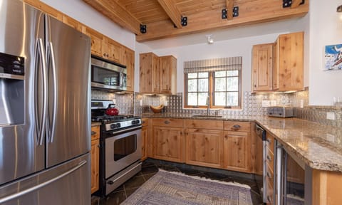 MMH 7 Bulldogger, Kitchen, 1