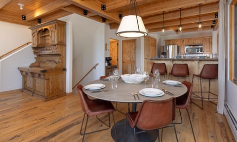 MMH 7 Bulldogger, Dining, 2