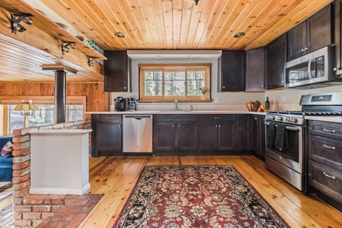 An open and spacious kitchen perfect for home cooking!