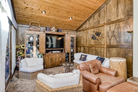 Spacious ski getaway near the village w\/ wraparound deck and fireplace House in Angel Fire