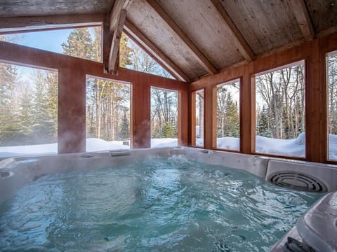 Indoor spa tub