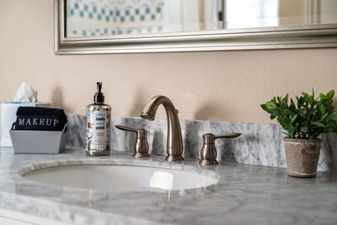 Combined shower/tub, hair dryer, towels