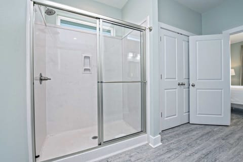 Combined shower/tub, towels