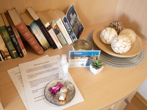 Table, Dishware, Tableware, Wood, Cuisine, Serveware, Dish, Basket