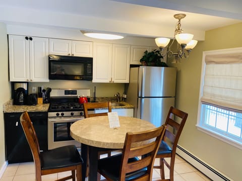 Private kitchen | Fridge, microwave, oven, stovetop