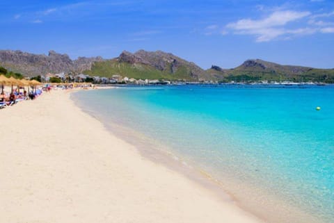 Beach nearby, sun loungers, beach towels