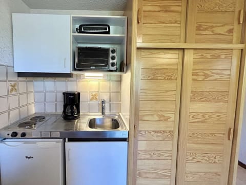 Fridge, stovetop, coffee/tea maker