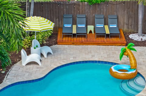Spend relaxing days in the heated pool under the Florida sun! ☀️🏊
