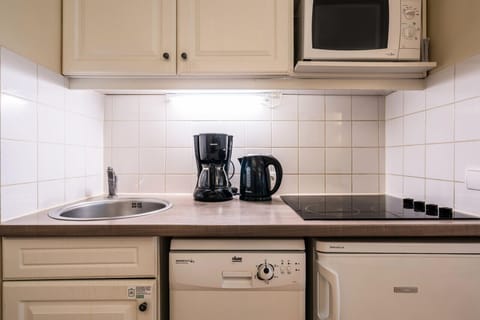 Fridge, microwave, dishwasher, coffee/tea maker