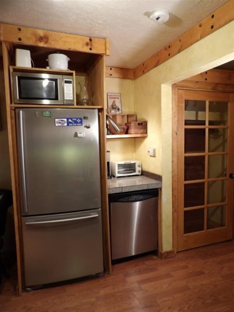 Microwave, oven, dishwasher, coffee/tea maker