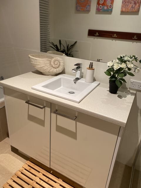 Combined shower/tub, jetted tub, hair dryer, towels