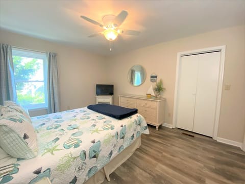 2nd level bedroom (queen bed).